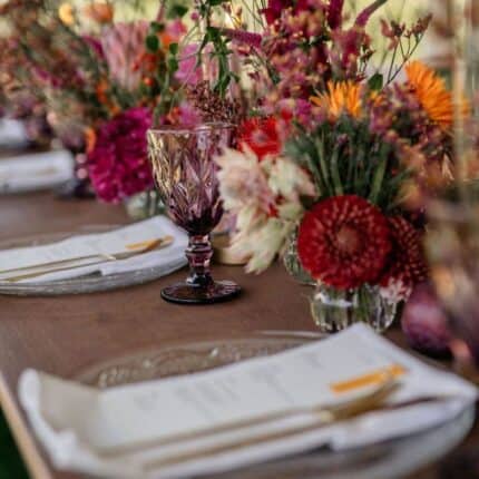 Tischdekoration in Beerenfarben, farbige Stabkerze, passende Papeterie - Design von paeonia-florist