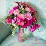 Hochzeits-Bundle bestehend aus Brautstrauß in rosa und pink, Reversnadel und Tischdekoration | Design paeonia florist Göttingen Foto: kruehne.de