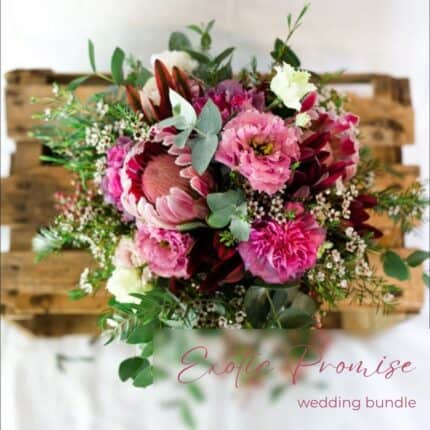 Hochzeits-Bundle bestehend aus Brautstrauß in rosa, pink, weiß (mit Proteen), Reversnadel und Tischdekoration | Design paeonia florist Göttingen Foto: kruehne.de