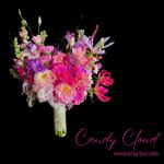 Hochzeits-Bundle bestehend aus Brautstrauß in rosa, pink, flieder, lila, Reversnadel und Tischdekoration | Design paeonia florist Göttingen