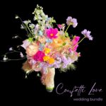 Hochzeits-Bundle bestehend aus Brautstrauß in bunten fröhlichen Farben, Reversnadel und Tischdekoration | Design paeonia florist Göttingen