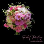 Hochzeits-Bundle bestehend aus Brautstrauß in weiß, rosa und pink, Reversnadel und Tischdekoration | Design paeonia florist Göttingen