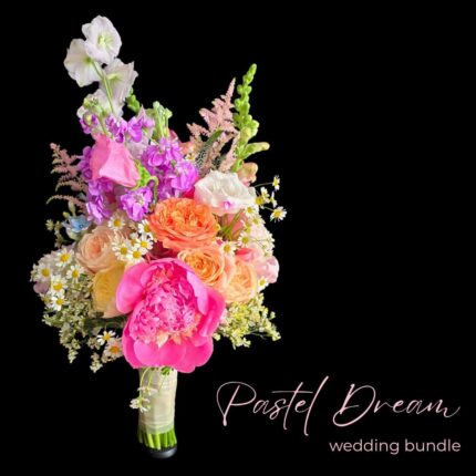 Hochzeits-Bundle bestehend aus Brautstrauß in bunten Pastelltönen, Reversnadel und Tischdekoration | Design paeonia florist Göttingen