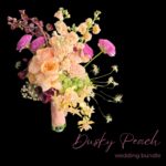 Hochzeits-Bundle bestehend aus Brautstrauß in apricot, altrosa, Reversnadel und Tischdekoration | Design paeonia florist Göttingen