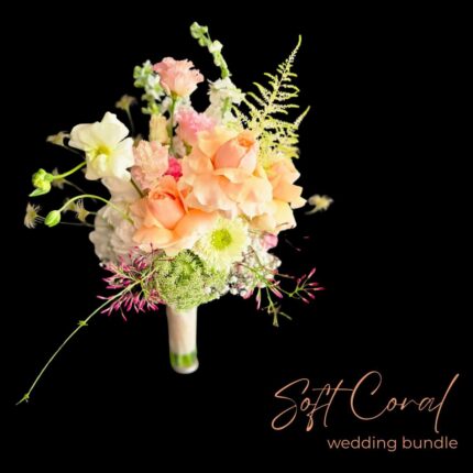 Hochzeits-Bundle bestehend aus Brautstrauß in weiß, creme, apricot, Reversnadel und Tischdekoration | Design paeonia florist Göttingen