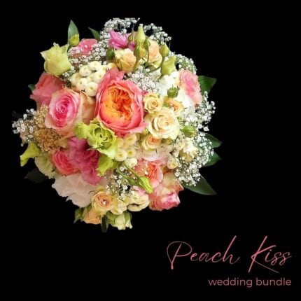Hochzeits-Bundle bestehend aus Brautstrauß in weiß, creme, apricot, rosa, Reversnadel und Tischdekoration | Design paeonia florist Göttingen