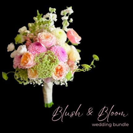 Hochzeits-Bundle bestehend aus Brautstrauß in weiß, apricot, rosa, pink, Reversnadel und Tischdekoration | Design paeonia florist Göttingen