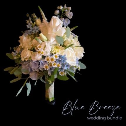 Hochzeits-Bundle bestehend aus Brautstrauß in weiß und hellblau, Reversnadel und Tischdekoration | Design paeonia florist Göttingen