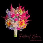 Hochzeits-Bundle bestehend aus Brautstrauß in bunt, Reversnadel und Tischdekoration | Design paeonia florist Göttingen