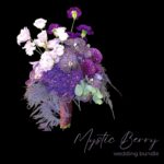 Hochzeits-Bundle bestehend aus Brautstrauß in flieder, lila, beerentönen, Reversnadel und Tischdekoration | Design paeonia florist Göttingen