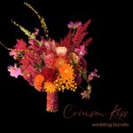 Hochzeits-Bundle bestehend aus Brautstrauß in orange und rot, Reversnadel und Tischdekoration | Design paeonia florist Göttingen