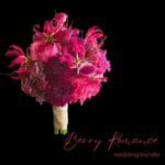 Hochzeits-Bundle bestehend aus Brautstrauß in pink und beere, Reversnadel und Tischdekoration | Design paeonia florist Göttingen