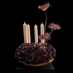 Adventskranz Frieda: Adventkranz aus dunkelroten Hortensien, auf einem erhöhten Römer, kombiniert mit vier Stabkerzen in Haltern und drei künstlichen Chrysanthemen.