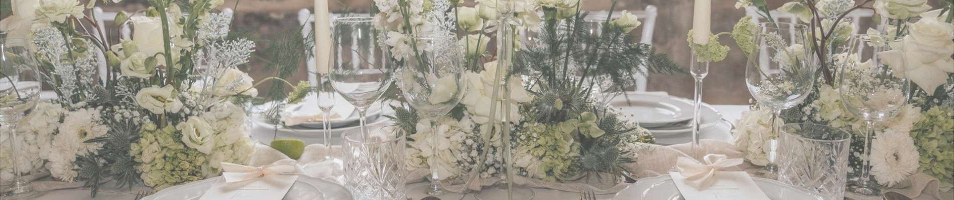 Tischdekoration weiß Gestecke paeonia florist