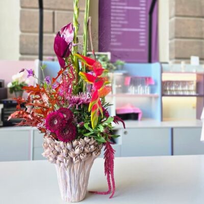 Modernes Blumengesteck in Pink und Rot für Geschäftsräume