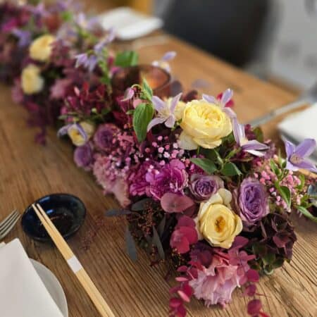 Hochwertige Tischdekoration mit Blumen für Firmenevents und Geschäftsveranstaltungen