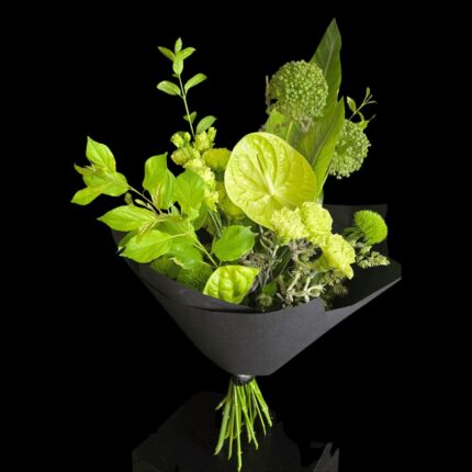 Moderner grüner Blumenstrauß mit Anthurien und Zierlauch