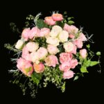 Rosa-cremefarbener Blumenstrauß aus üppigen GartenrosenRosa-cremefarbener Blumenstrauß aus üppigen Gartenrosen