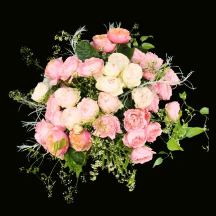 Rosa-cremefarbener Blumenstrauß aus üppigen GartenrosenRosa-cremefarbener Blumenstrauß aus üppigen Gartenrosen