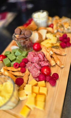 Kleiner Snack mit Käse, Wurst, Baguette und Himbeeren beim JGA-Workshop