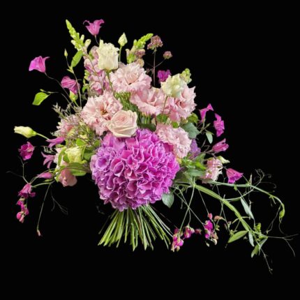 Lockerer Blumenstrauß in Rosa und Violett mit großer Hortensie