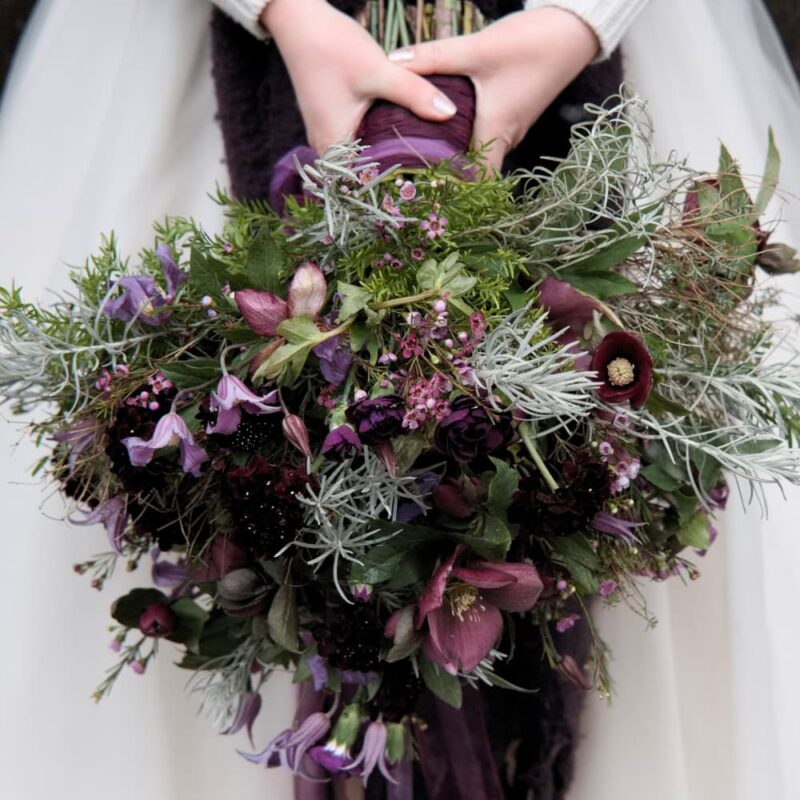 Großer winterlicher Brautstrauß mit Christrosen, Clematis und Waxflower