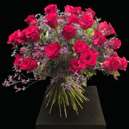 Großer Blumenstrauß aus roten Rosen mit violettem Strandflieder