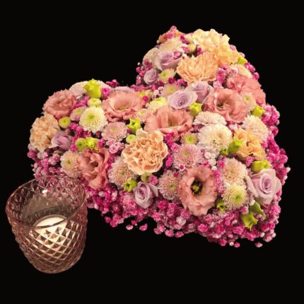 Herzförmiges Blumengesteck in Rosa, Apricot und Flieder mit Windlicht
