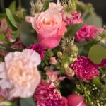 Blumenstrauß in Rosa und Pink mit Nelken, Rosen und Eukalyptus
