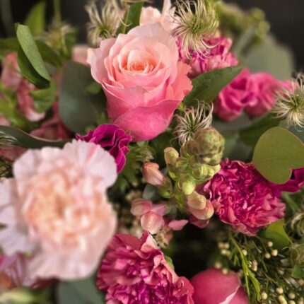 Blumenstrauß in Rosa und Pink mit Nelken, Rosen und Eukalyptus