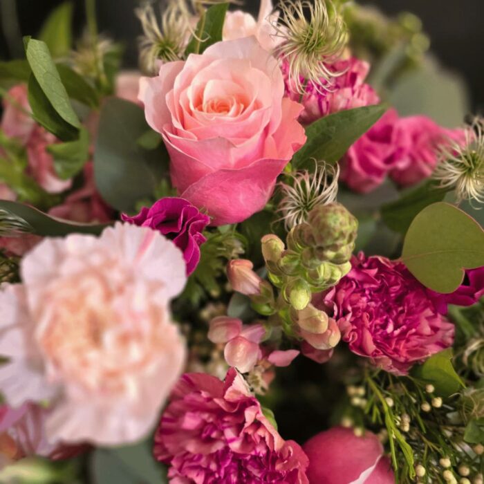 Blumenstrauß in Rosa und Pink mit Nelken, Rosen und Eukalyptus
