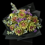 Artischockenstrauß Autumn Garden – Grün-violette Artischocken, feiner violetter Strandflieder und Eukalyptus bilden einen ungewöhnlichen Herbststrauß.