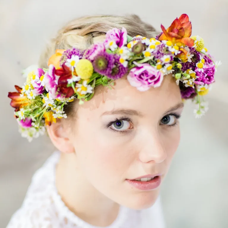 Blütenkranz in Pink, Lila und Gelb als getragener Hochzeitsschmuck.