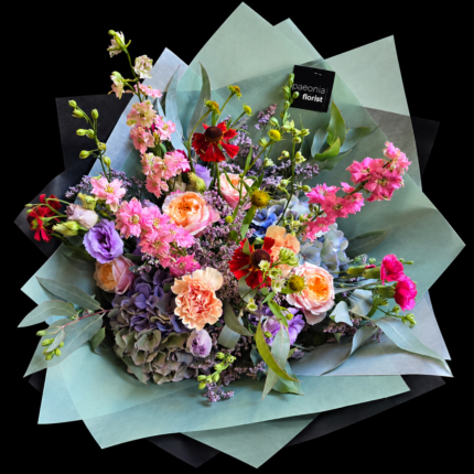 Blumenstrauß Bunte Freude – Ein bunter, locker gestalteter Blumenstrauß in Rosa, Apricot, Flieder und Blau mit Rosen, Nelken, Hortensien und aufstrebenden Blüten.