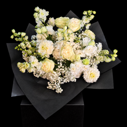 Blumenstrauß White Elegance – Blumenstrauß in Weiß und Creme mit Rosen, weißen Dahlien, feinen Begleitblüten und lockeren Blütenspitzen.