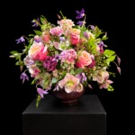 Blumenstrauß Winter Romance – Romantischer Blumenstrauß in Rosa, Apricot und Violett mit Rosen, Nelken, rankenden Blüten und lockerem Grün.