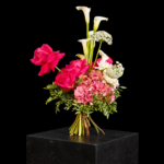 Herbststrauß Autumn Ballet – Locker und hoch gestalteter Strauß mit weißen Calla, kräftig pinken Rosen, rosa Hortensien und feinen weißen Blüten.