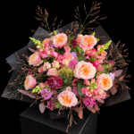Herbststrauß Autumn Poetry – Locker gestalteter Herbststrauß in Apricot, Rosa und Flieder mit gefüllten Rosen, feinen Blüten und filigranen Gräsern.