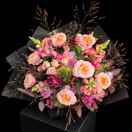 Herbststrauß Autumn Poetry – Locker gestalteter Herbststrauß in Apricot, Rosa und Flieder mit gefüllten Rosen, feinen Blüten und filigranen Gräsern.