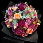 Herbststrauß Burgundy Harvest – Herbststrauß mit bordeauxfarbenen Dahlien, apricotfarbenen Rosen, rosafarbenen Begleitblüten, Hortensien und Eukalyptus.