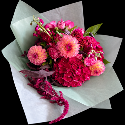 Herbststrauß Pink Harvest – Leuchtendes Pink, rosafarbene Dahlien, Rosen und Hortensien treffen auf markante Blütenformen und dunkles Blattwerk.