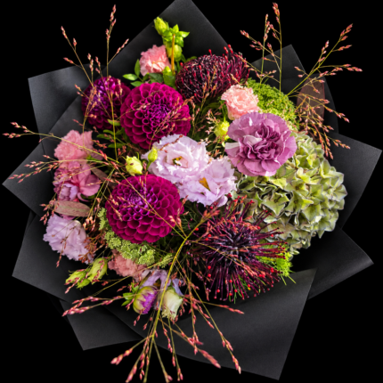 Herbststrauß Plum Harvest – Herbststrauß mit dunklen Dahlien, fliederfarbenen und rosafarbenen Blüten, grüner Hortensie und filigranen Gräsern.