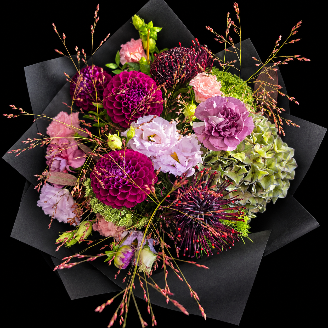 Herbststrauß | Plum Harvest – paeonia Göttingen Herbststrauß Plum Harvest – Herbststrauß mit dunklen Dahlien, fliederfarbenen und rosafarbenen Blüten, grüner Hortensie und filigranen Gräsern.