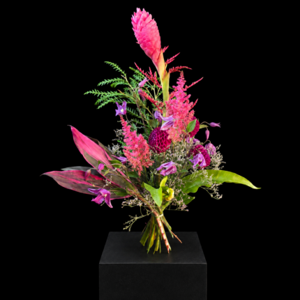 Herbststrauß Tropical Autumn – Hoher, ausdrucksstarker Herbststrauß mit pinkfarbenen Akzenten, dunklen Dahlien, filigranen Blüten und grafischem Blattwerk.