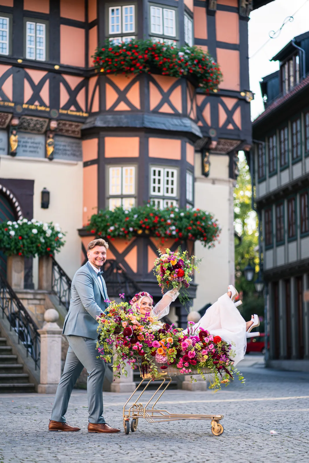 Colourful City Romance: Brautlook und Blumen