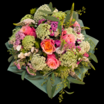 Sommerstrauß Summer Clouds – Luftiger Blumenstrauß mit rosa-apricotfarbenen Rosen, weißen Doldenblüten, feinen rosa Akzenten und Eukalyptus.