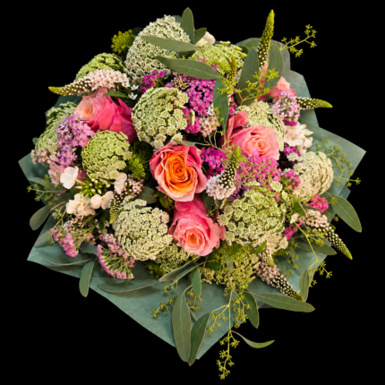 Sommerstrauß Summer Clouds – Luftiger Blumenstrauß mit rosa-apricotfarbenen Rosen, weißen Doldenblüten, feinen rosa Akzenten und Eukalyptus.